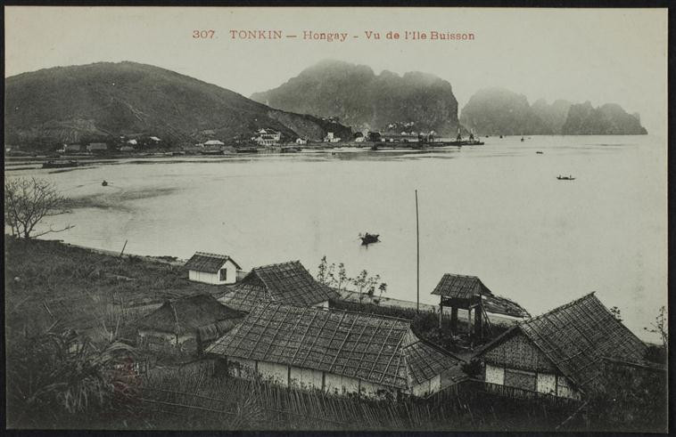 Thị trấn Hòn Gai nhìn từ một sườn núi. Ảnh: Rmn.fr.