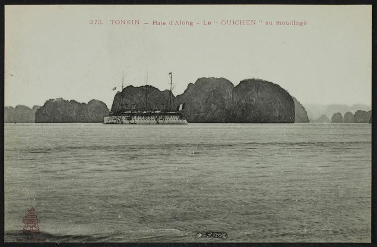 Tàu Guichen của Pháp neo đậu tại vịnh Hạ Long. Ảnh: Rmn.fr.