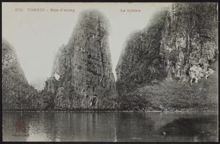 Một góc vịnh Hạ Long với chú thích trên ảnh là hòn Nhân Sư (Le Sphinx). Ảnh: Rmn.fr.