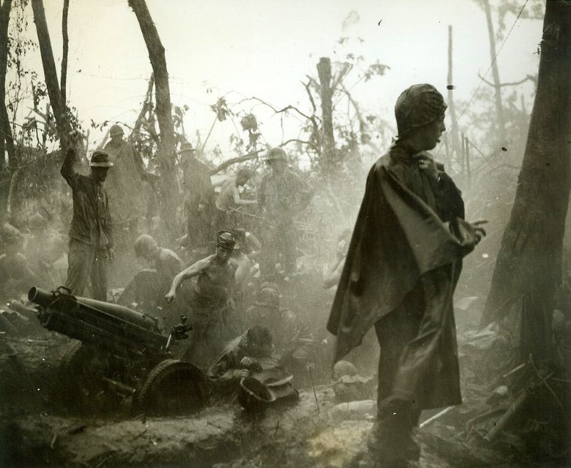 Tác chiến dưới cơn mưa như trút nước. Ảnh: James Allison.