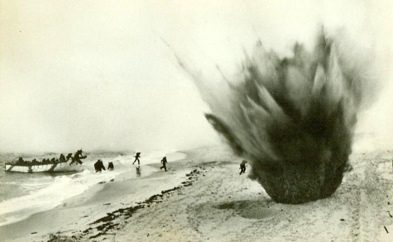 Cuộc đổ bộ trong làn đạn kẻ thù. Ảnh: James Allison.