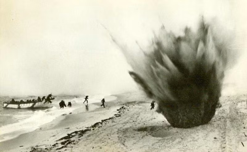 Cuộc đổ bộ trong làn đạn kẻ thù. Ảnh: James Allison.