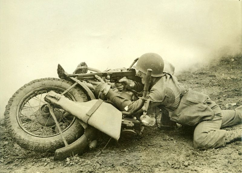 Công dụng thứ hai của xe máy: dùng làm bia đỡ đạn. Ảnh: James Allison.