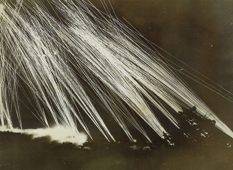 Lưới lửa giăng kín bầu trời trong cuộc chiến ban đêm. Ảnh: James Allison.