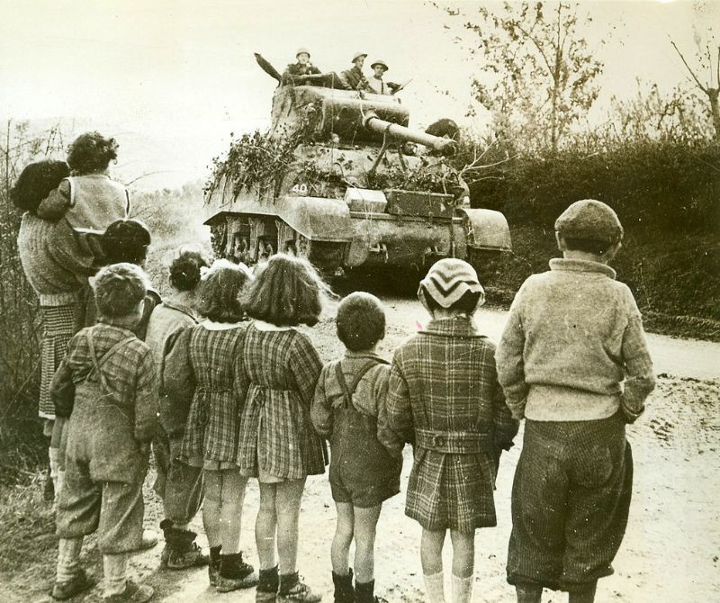 Những đứa trẻ và chiếc xe tăng. Ảnh: James Allison.