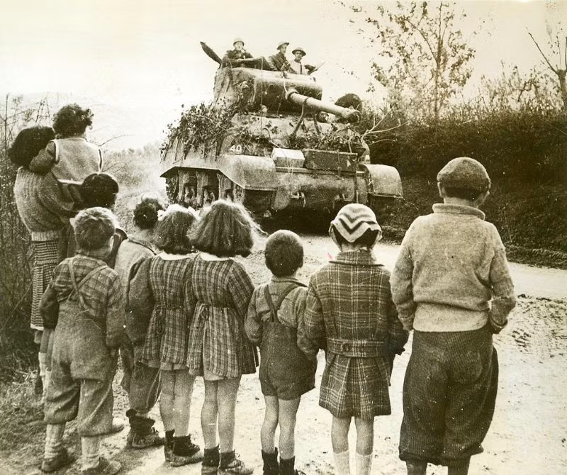 Những đứa trẻ và chiếc xe tăng. Ảnh: James Allison.