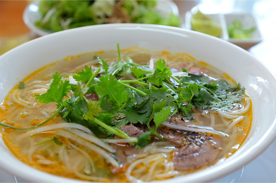 James cho biết, bún bò Huế là món buộc phải thử trước khi rời khỏi Huế. Anh cùng các bạn đã ăn bún bò Huế ở ba nơi, mỗi nơi có một nét đặc sắc riêng, nhưng đều có sự cân bằng tốt về hương vị. Ảnh: Plus Ultra.