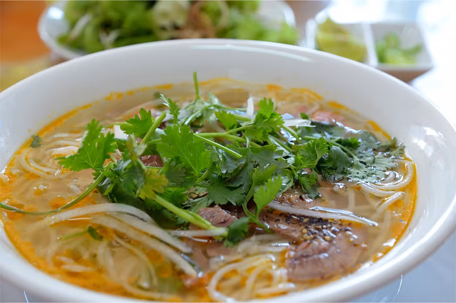 James cho biết, bún bò Huế là món buộc phải thử trước khi rời khỏi Huế. Anh cùng các bạn đã ăn bún bò Huế ở ba nơi, mỗi nơi có một nét đặc sắc riêng, nhưng đều có sự cân bằng tốt về hương vị. Ảnh: Plus Ultra.