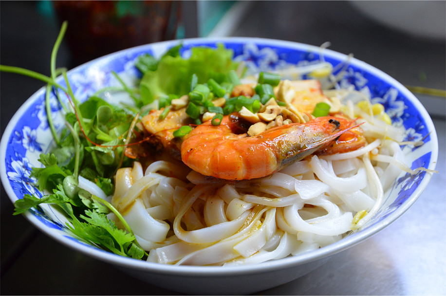 Tô mì Quảng ở chợ Hội An rấp hấp dẫn với con tôm to bự. "Tôi phát hiện ra rằng mì của Hội An thậm chí còn ngon hơn so với Đà Nẵng - những món mì này được phục vụ với tôm và thịt lợn trong một nước dùng đầy vị ngọt tự nhiên của hải sản" - James. Ảnh: Plus Ultra.