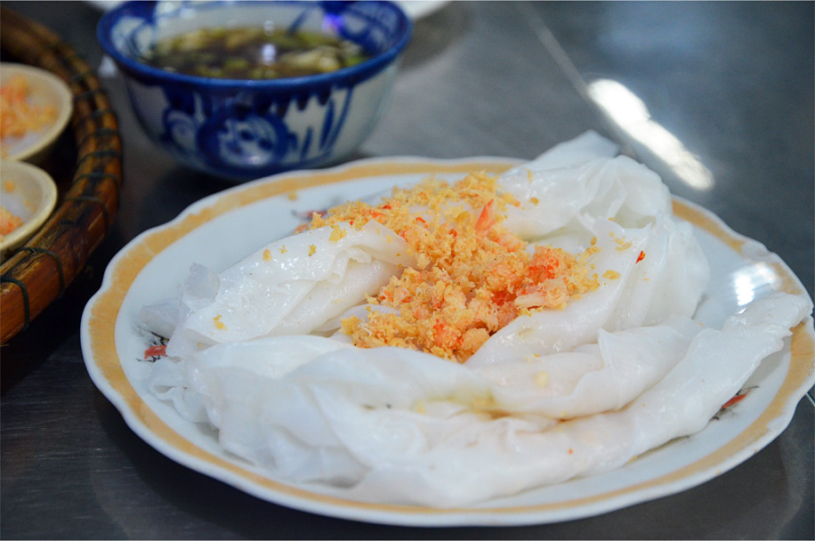 Bánh ướt, một món ăn có vẻ ngoài đơn giản nhưng vô cùng hấp dẫn. Ảnh: Plus Ultra.