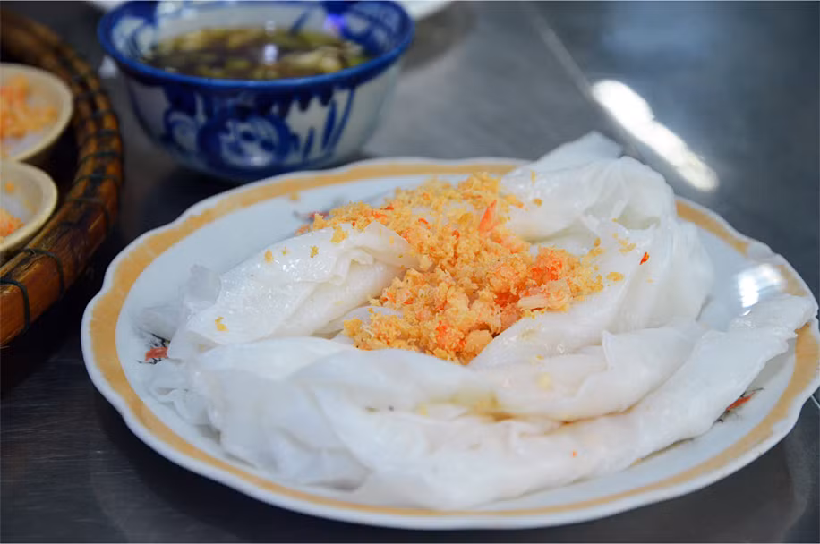 Bánh ướt, một món ăn có vẻ ngoài đơn giản nhưng vô cùng hấp dẫn. Ảnh: Plus Ultra.