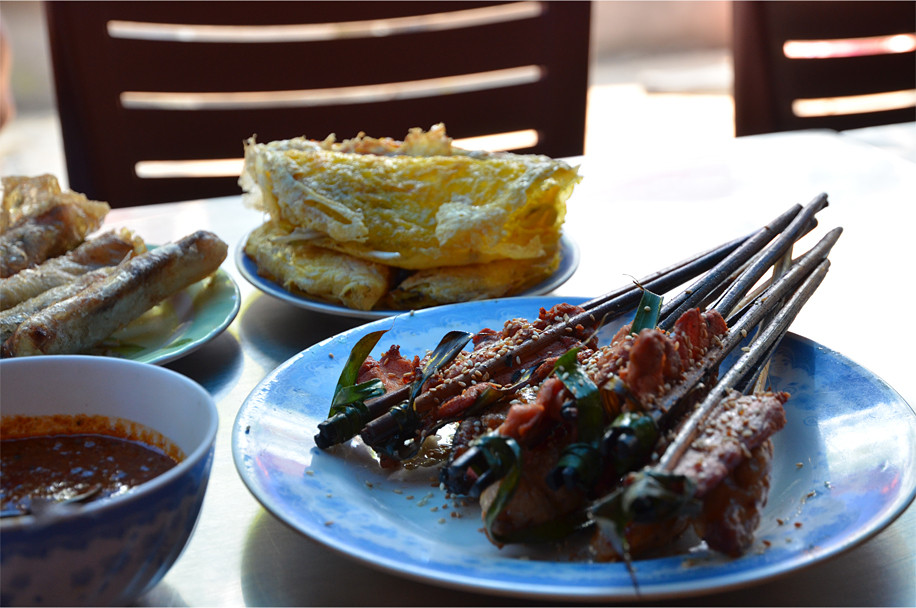 Thịt nướng và bánh xèo tại nhà hàng cạnh giếng cổ Bá Lễ. James cho biết phiên bản bánh xèo ở Hội An có hương vị hoàn toàn khác so với bánh xèo ở Sài Gòn. Ảnh: Plus Ultra.