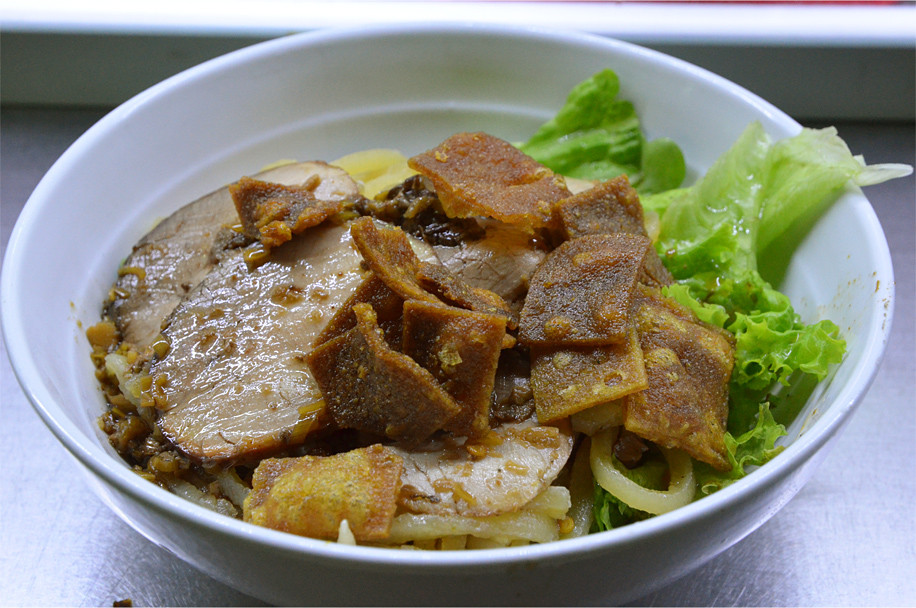 Cao lầu là món ăn hàng đầu ở Hội An, James nhận xét. "Món mì sợi dày này không giống bất cứ thứ gì tôi từng ăn ở Việt Nam hay các nhà hàng Việt Nam ở các nước khác: Sở hữu một kết cấu xốp khiến chúng dai và chắc hơn mì ống nấu chín", anh viết trên blog của mình. Ảnh: Plus Ultra.