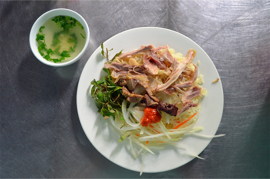 Món cơm gà Hội An "gợi nhớ đến cơm gà Hải Nam ở Singapore và Malaysia", James chia sẻ. Ảnh: Plus Ultra.