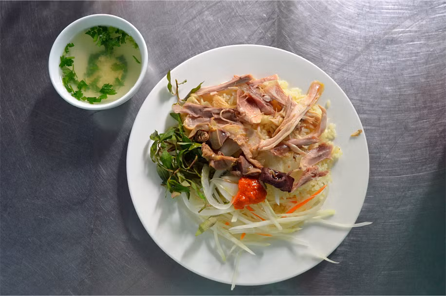 Món cơm gà Hội An "gợi nhớ đến cơm gà Hải Nam ở Singapore và Malaysia", James chia sẻ. Ảnh: Plus Ultra.