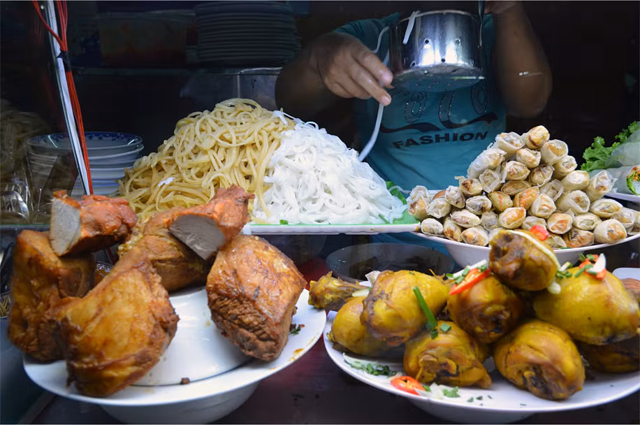 Tủ kính của một quán ăn, nơi phục mì Quảng, cao lầu và một số món bình dân khác. Ảnh: Plus Ultra.