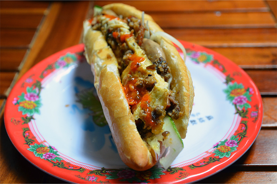 "Bánh mì nữ hoàng" huyền thoại của cửa hàng bà Nguyễn Thị Lộc ở Hội An. Ngay sau khi cắn miếng đầu tiên, James đã "hối hận về quyết định của mình khi chỉ gọi có một chiếc", như anh chia sẻ trên blog. Ảnh: Plus Ultra.