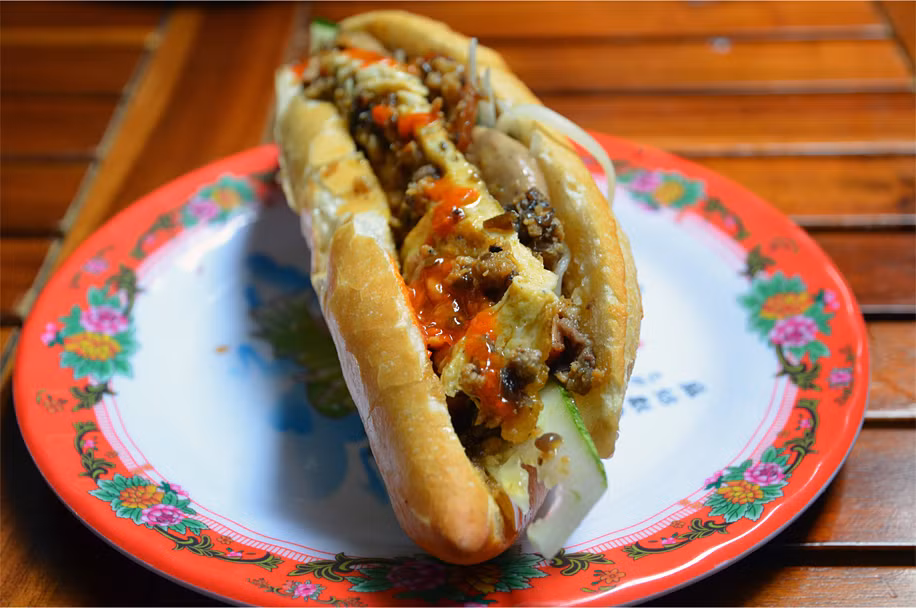 "Bánh mì nữ hoàng" huyền thoại của cửa hàng bà Nguyễn Thị Lộc ở Hội An. Ngay sau khi cắn miếng đầu tiên, James đã "hối hận về quyết định của mình khi chỉ gọi có một chiếc", như anh chia sẻ trên blog. Ảnh: Plus Ultra.
