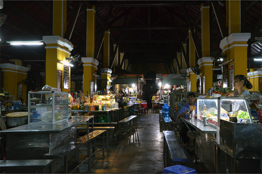 Khu ẩm thực ở chợ Hội An, nơi thực khách có thể thưởng thức hầu hết các món đặc sản Hội An. Ảnh: Plus Ultra.