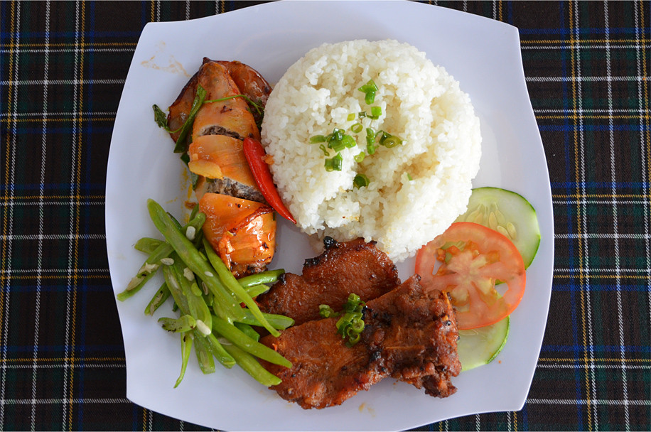 Cơm bình dân với mực nhồi thịt và sườn heo nướng trong một quán ăn ở Huế. Ảnh: Plus Ultra.