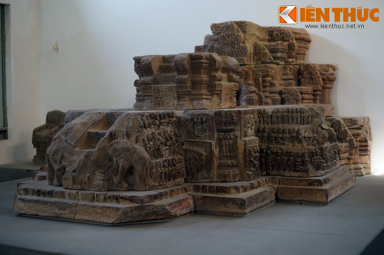 Ở nhóm sau của khu đền chính, các nhà khảo cổ cũng tìm thấy những phiến đá của một đài thờ tương tự như đài thờ ở tu viện phía trước. Đài thờ này được ký hiệu 22.24.