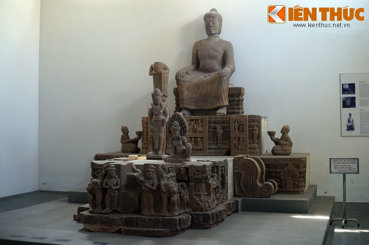 Đài thờ này gồm các phiến đá lớn chạm được chạm khắc tinh xảo và ghép lại với nhau. Đáng chú ý, phía trên đài thờ có một một tượng Phật (ký hiệu 13.5) được coi là tượng Phật lớn nhất của vương quốc Chăm Pa từng được phát hiện.