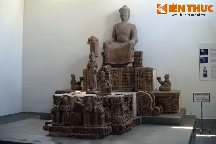 Đài thờ này gồm các phiến đá lớn chạm được chạm khắc tinh xảo và ghép lại với nhau. Đáng chú ý, phía trên đài thờ có một một tượng Phật (ký hiệu 13.5) được coi là tượng Phật lớn nhất của vương quốc Chăm Pa từng được phát hiện.