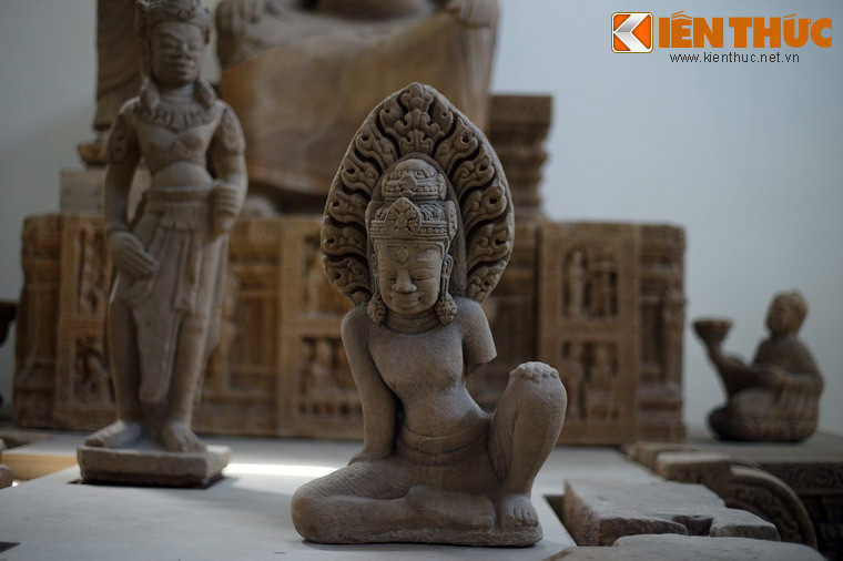 Tượng người chạm khắc trên các đài thờ và tượng ở Đồng Dương có nét cường điệu, đàn ông có khuôn mặt gần như vuông, trán thấp, lông mày rậm và giao nhau, miệng rộng, môi dày, ria mép rậm; phụ nữ có gương mặt thô và bộ ngực lớn.