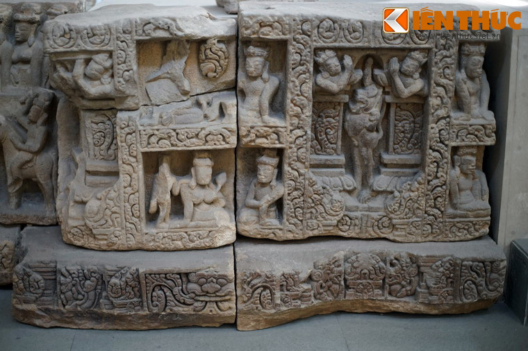 Hoa văn trang trí trên tường tháp và các cột trụ là những cành lá cách điệu xoắn xít, rậm rạp trông giống như những con sâu (vermicule).