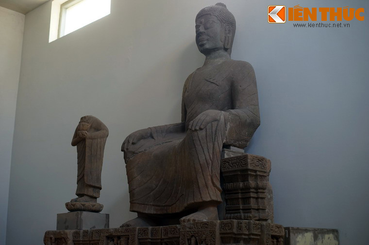 Tượng được thể hiện trong tư thế ngồi trên ghế, hai tay để trên đầu gối, chân buông thẳng xuống nền, được gọi là "kiểu ngồi châu Âu", để phân biệt với kiểu ngồi xếp bàn hai chân hoặc một chân.