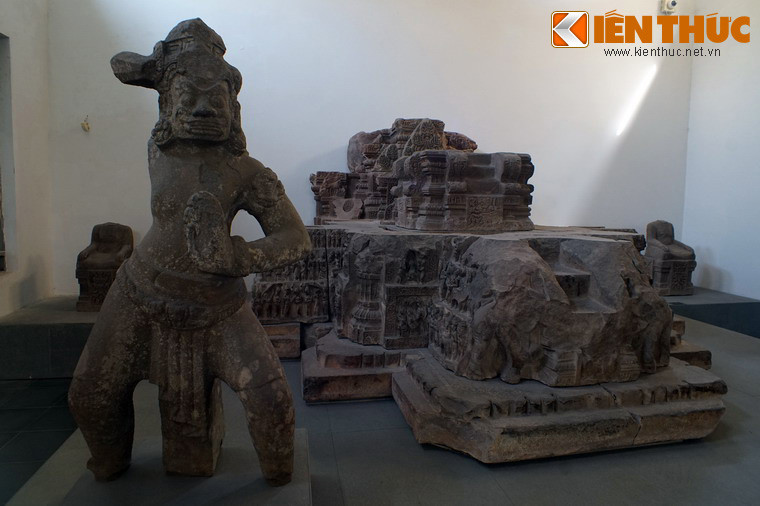 Nhóm kiến trúc giữa chỉ còn dấu vết của chân tường, bậc thềm của một ngôi nhà nhỏ hơn tu viện ở nhóm đông. Ở khu vực này đã tìm thấy 4 pho tượng hộ pháp cao gần 2 mét.