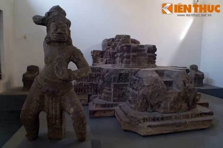 Nhóm kiến trúc giữa chỉ còn dấu vết của chân tường, bậc thềm của một ngôi nhà nhỏ hơn tu viện ở nhóm đông. Ở khu vực này đã tìm thấy 4 pho tượng hộ pháp cao gần 2 mét.