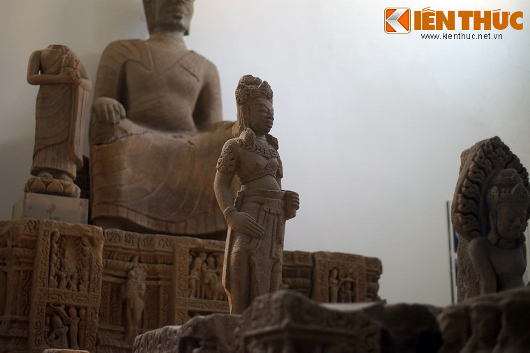 Ở các góc đài thờ có những tượng nhỏ thể hiện hình ảnh những vị tu sĩ đang dâng hoa hoặc trầm hương cúng dường Phật. Tại đây cũng tìm thấy một số tượng các vị thần bảo vệ giáo luật của Phật (Dharmapala hay Deva).