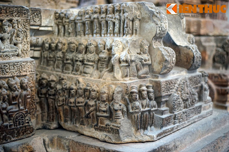 Các bức chạm khắc trên các phiến đá của đài thờ này thể hiện cảnh sinh hoạt cung đình và một số trích đoạn về cuộc đời Phật Thích ca. Ngoài ra còn có các tượng La Hán.