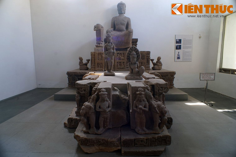 Cuộc khai quật đầu thế kỷ 20 của người Pháp đã xác định ba nhóm kiến trúc khác nhau trong khu đền chính của Phật viện, trong đó nhóm phía trước gọi là Vihara, nghĩa là tu viện. Đây là khu vực tìm thấy đài thờ Đồng Dương ký hiệu 22.25.