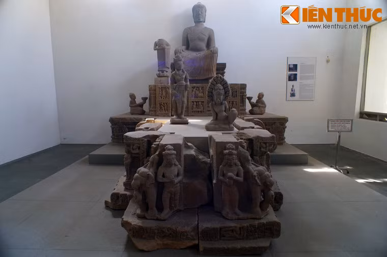 Cuộc khai quật đầu thế kỷ 20 của người Pháp đã xác định ba nhóm kiến trúc khác nhau trong khu đền chính của Phật viện, trong đó nhóm phía trước gọi là Vihara, nghĩa là tu viện. Đây là khu vực tìm thấy đài thờ Đồng Dương ký hiệu 22.25.