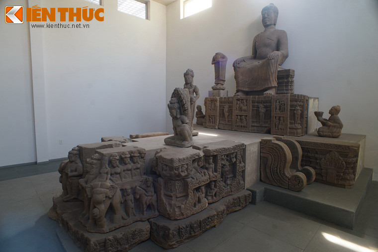 Được lưu giữ ở Bảo tàng Điêu khắc Chăm Đà Nẵng, đài thờ Đồng Dương là tên gọi của những đài thờ lớn được phát hiện tại Phật viện Đồng Dương, một trung tâm Phật giáo nằm ở đô thành Indrapura (nay nằm ở huyện Thăng Bình, Quảng Nam) thời kỳ vương triều Indrapura của người Chăm.