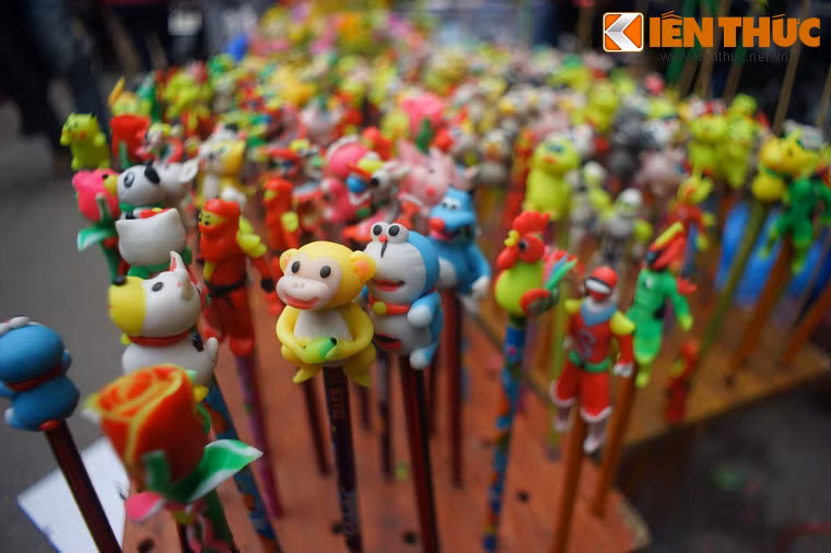 Nguyên liệu chính để làm tò he là bột gạo tẻ có trộn ít nếp theo tỉ lệ thường là 10 phần gạo, 1 phần nếp, trộn đều, ngâm nước rồi đem xay nhuyễn, luộc chín và nhào nhanh tay. Sau đó, người ta nắm bột lại thành từng vắt và nhuộm màu riêng từng vắt.