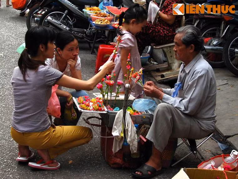 Xem cách người nghệ nhân làm tò he là một cái "khoái" của món đồ chơi này. Dưới bàn tay tài hoa của người thợ, những hình ảnh trong trí tưởng tượng của mọi người phút chốc đã trở thành hiện thực một cách hết sức sống động.