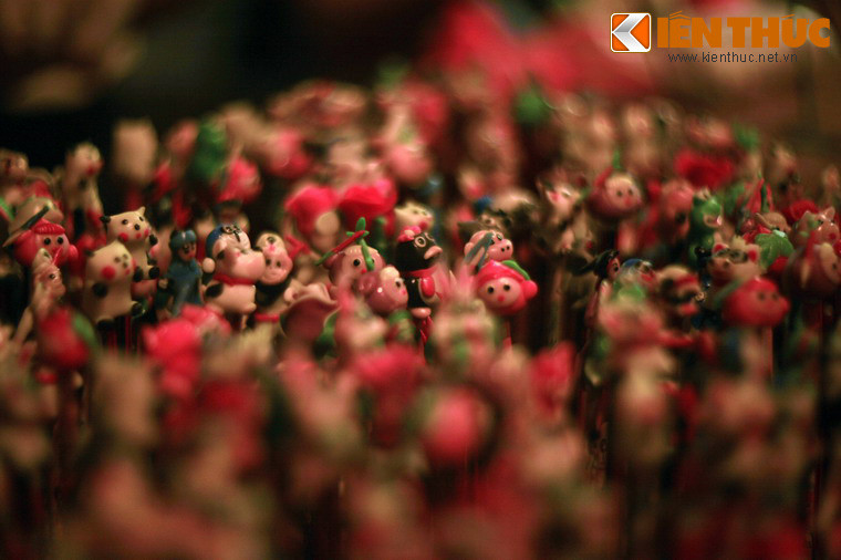 Có giai đoạn, tò he tưởng chừng đã biến mất trên phố phường Hà Nội. Đáng mừng là trong những năm gần đây món đồ chơi dân gian này đã có sự "hồi sinh". Cùng với sự trở lại của mình, tò he đã thay đổi rất nhiều so với thời xưa.