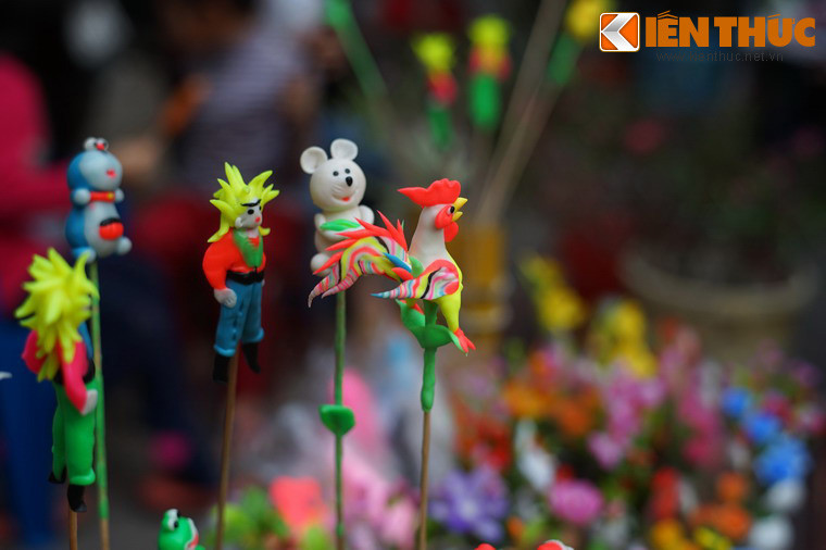 So với các món đồ chơi khác, tò he có cái dở là không để lâu được vì bột gạo sẽ khô quắt theo thời gian. Bù lại, trẻ em có thể xơi món đồ chơi này sau khi đã chơi chán.