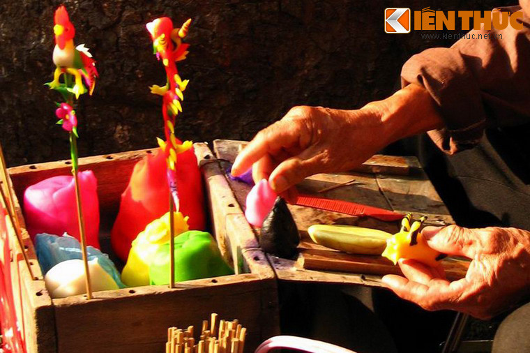 Bốn màu cơ bản của tò hè là vàng, đỏ, đen, xanh, theo truyền thống làm từ thực vật: Màu vàng làm từ hoa hòe hoặc củ nghệ, màu đỏ từ quả gấc hoặc dành dành, màu đen tro rơm rạ hoặc cây nhọ nồi, màu xanh lấy từ lá chàm hoặc lá riềng... Các màu trung gian khác được phối từ bốn màu này.