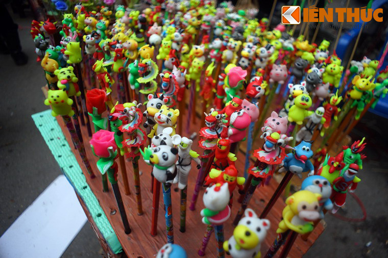 Về sau, sản phẩm được gắn vào một chiếc ống, ở đầu có quét chút mạch nha, khi thổi phát ra âm thanh “tò te, tò te…”. Có thể đây là nguồn gốc của tên gọi tò he.