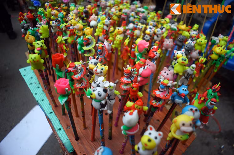 Về sau, sản phẩm được gắn vào một chiếc ống, ở đầu có quét chút mạch nha, khi thổi phát ra âm thanh “tò te, tò te…”. Có thể đây là nguồn gốc của tên gọi tò he.