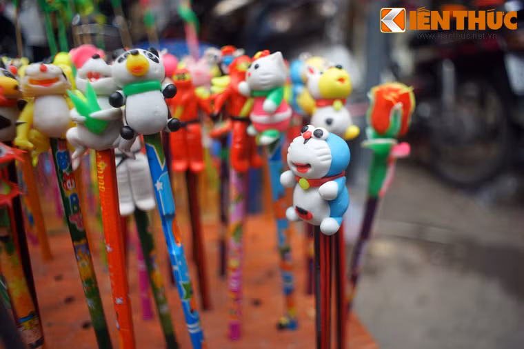 Theo các nhà nghiên cứu, món đồ chơi Trung thu này có nguồn gốc từ các loại hoa quả và con giống nặn từ bột gạo để làm đồ cúng lễ, có thể ăn được nên còn gọi là “con bánh”.