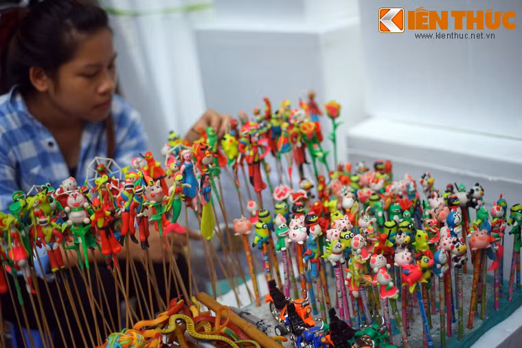 Và trẻ em ngày nay cũng không còn xơi tò he như trước nữa, phần vì vấn đề vệ sinh an toàn thực phẩm, phần khác là vì Tết trung thu thời nay có quá nhiều món ngon để thưởng thức rồi...