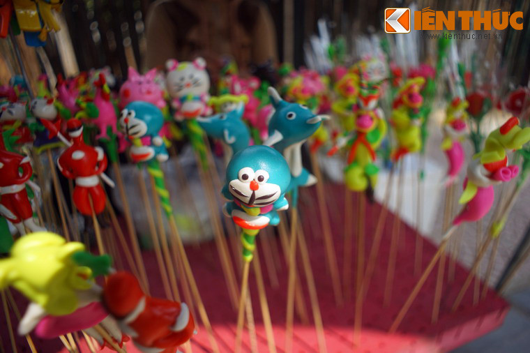 Những hình tượng truyền thống trên tò he đã nhường chỗ cho những nhân vật mà trẻ em ngày nay ưa thích như Doraemon, Pokemon, siêu nhân, người nhện, Thủy thủ mặt trăng... Màu thiên nhiên cũng được thay bằng màu thực phẩm công nghiệp vì đa dạng và tiện dụng hơn rất nhiều.