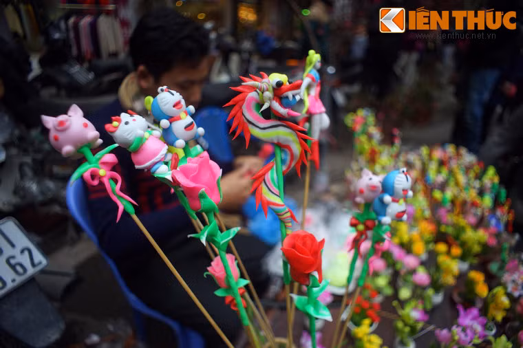 Các hình tượng truyền thống của tò he là rồng phượng, hoa, quả, các nhân vật trong truyện Tôn Ngộ Không, Tam Quốc, 12 con giáp…