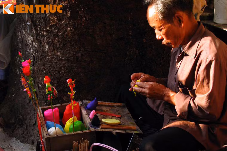 Tò he được đưa ra thị trường theo một cách rất riêng. Với hành trang đơn giản gồm chiếc thùng chứa nguyên vật liệu làm tò he như bột gạo, que tre, người thợ sẽ đến địa điểm bán hàng. Tại đây, họ vừa làm tò he vừa bán ngay tại chỗ.