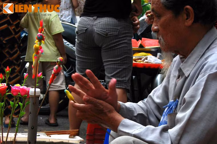 Là món đồ chơi thân thuộc với trẻ em Việt từ nhiều thế kỷ trước, tò he đã đi vào câu đồng dao cổ: "Tò he cụ bán mấy đồng, Con mua một chiếc cho chồng con chơi. Chồng con đánh hỏng thì thôi. Con mua chiếc khác con chơi một mình".